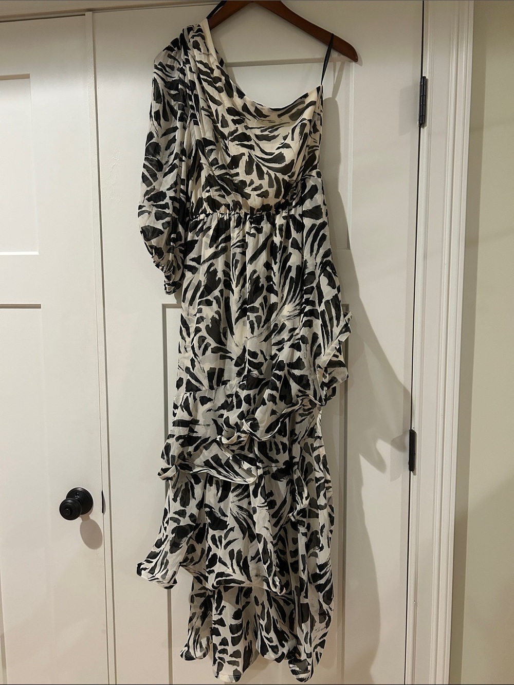 One-Shoulder Black and White Leaf-Print Ruffle Dress